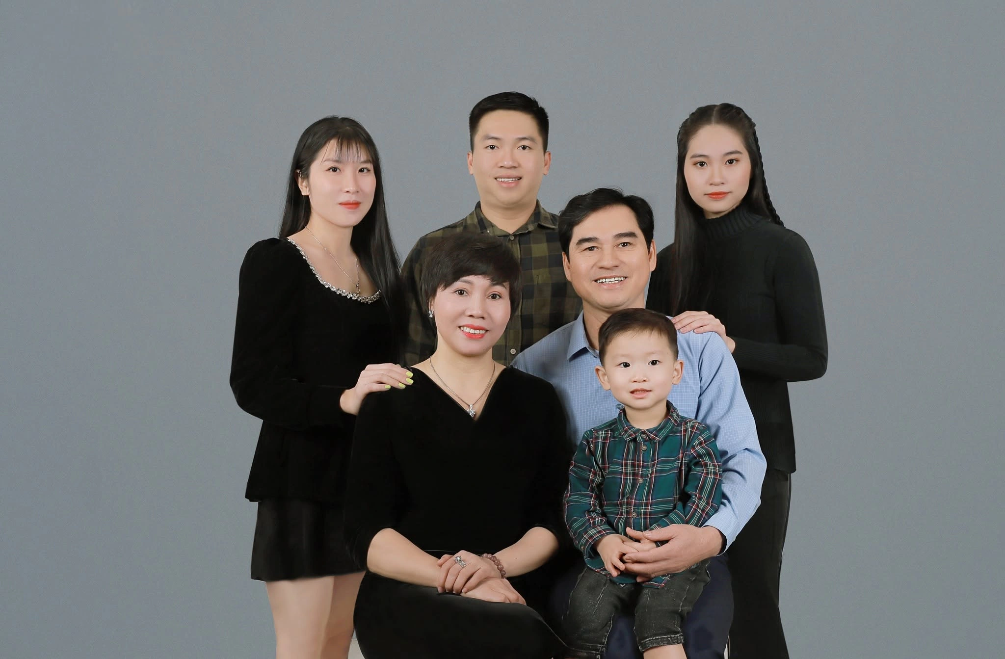 Bức ảnh gia đình nhiều thế hệ do Hồng Nga thực hiện